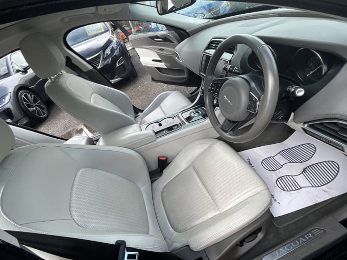 2025 Jaguar Xe