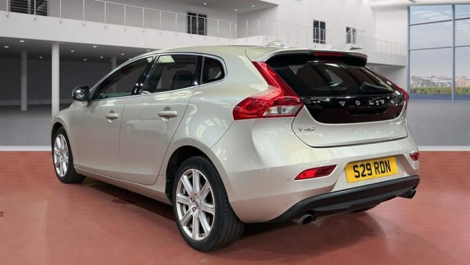 2025 Volvo V40