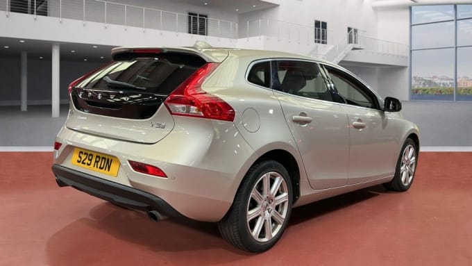 2025 Volvo V40
