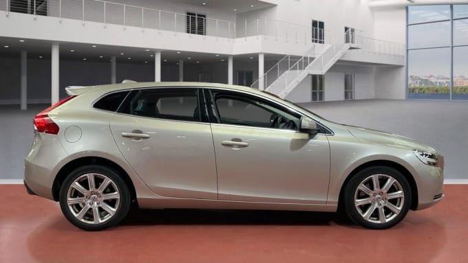 2025 Volvo V40