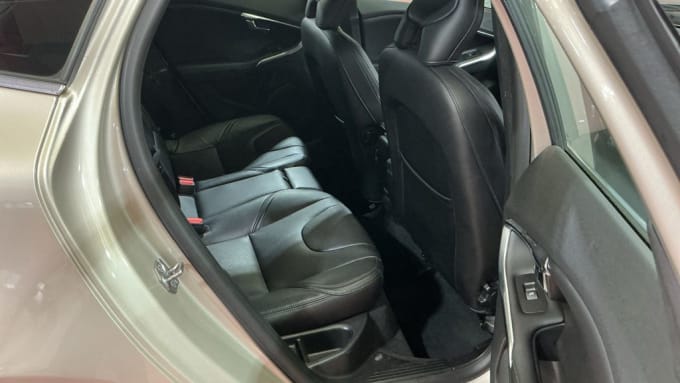 2025 Volvo V40
