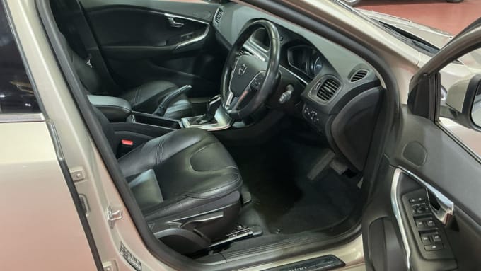 2025 Volvo V40