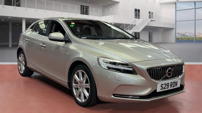2025 Volvo V40