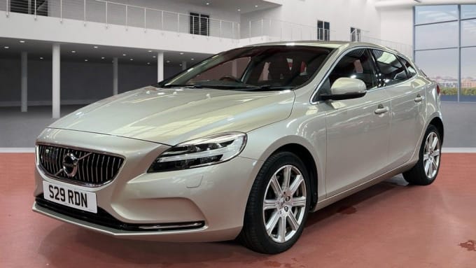 2025 Volvo V40