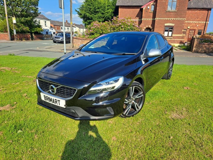 2025 Volvo V40