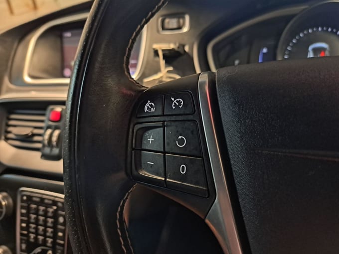 2025 Volvo V40