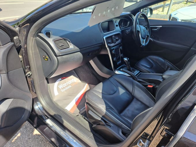 2025 Volvo V40