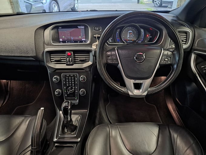 2025 Volvo V40