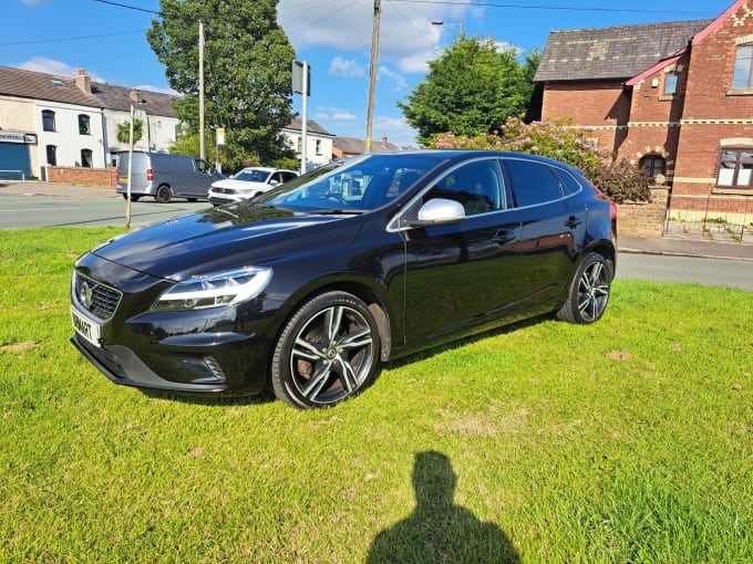 2025 Volvo V40