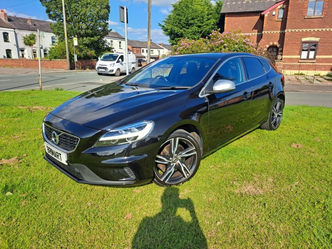 2025 Volvo V40