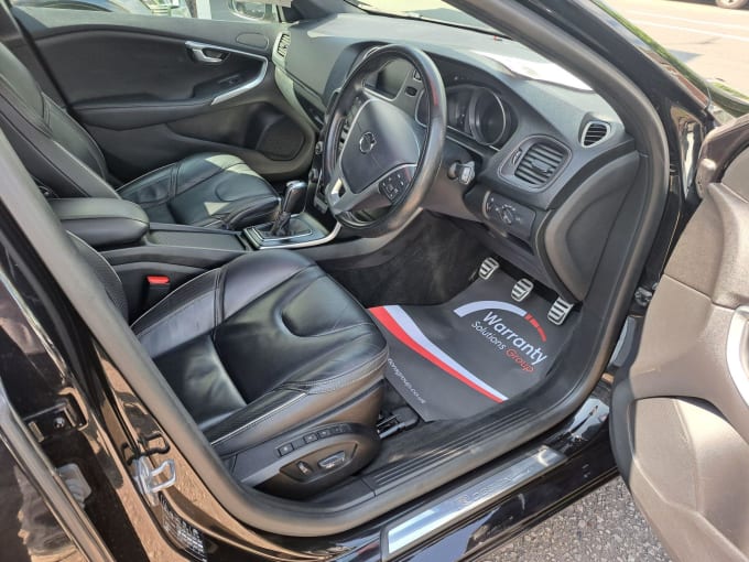 2025 Volvo V40