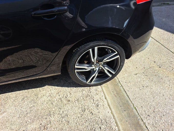 2025 Volvo V40