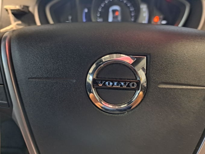 2025 Volvo V40