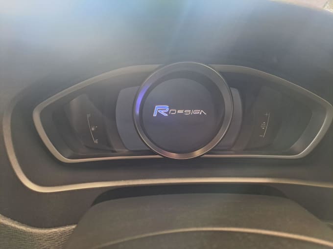 2025 Volvo V40