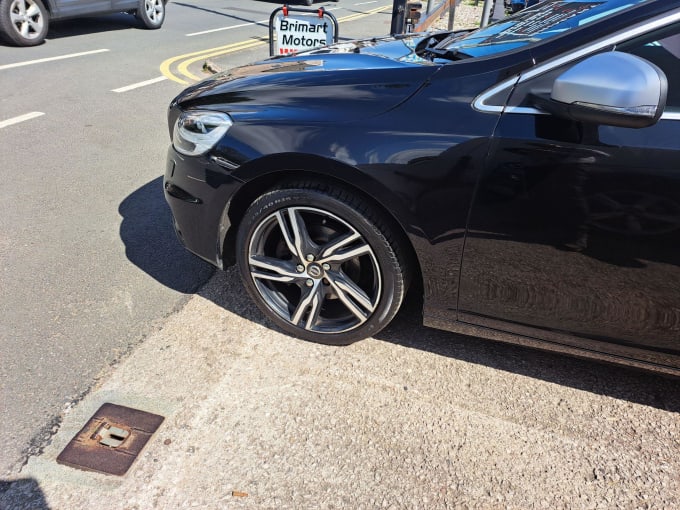 2025 Volvo V40