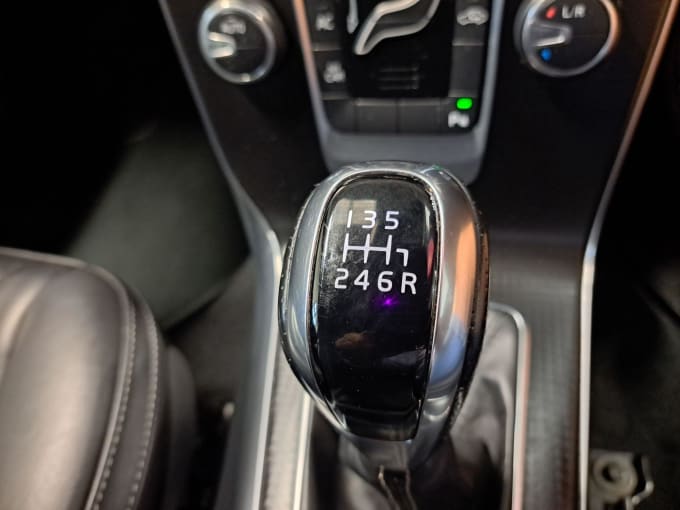 2025 Volvo V40