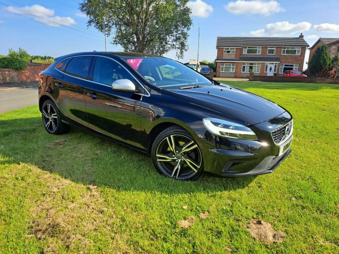 2025 Volvo V40
