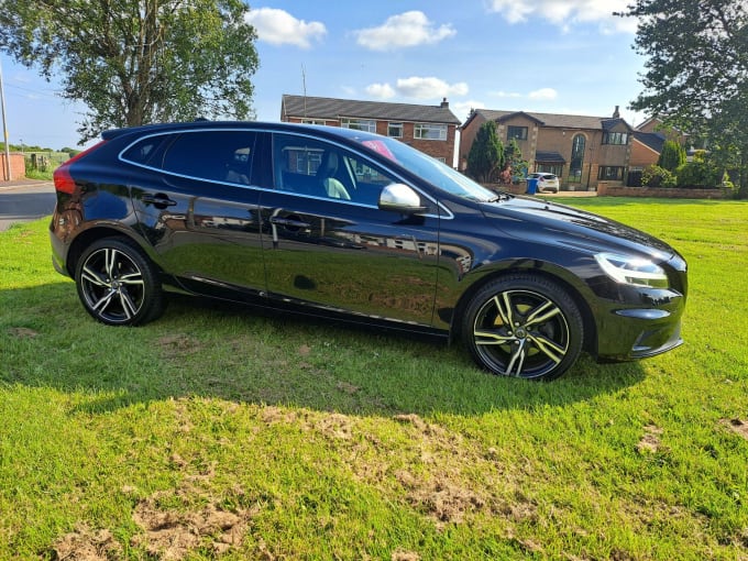 2025 Volvo V40