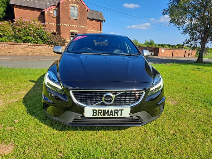 2025 Volvo V40