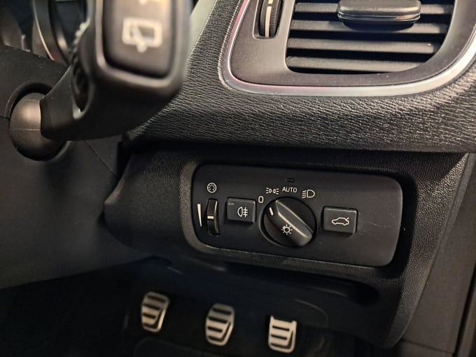 2025 Volvo V40