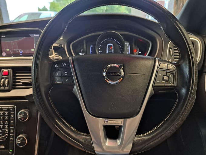 2025 Volvo V40