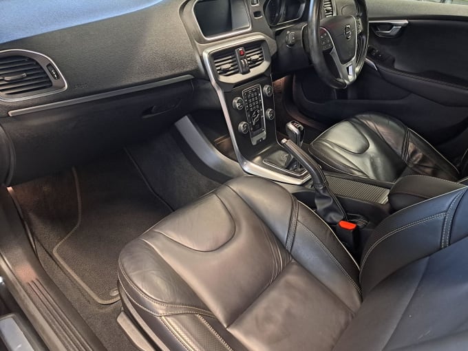 2025 Volvo V40