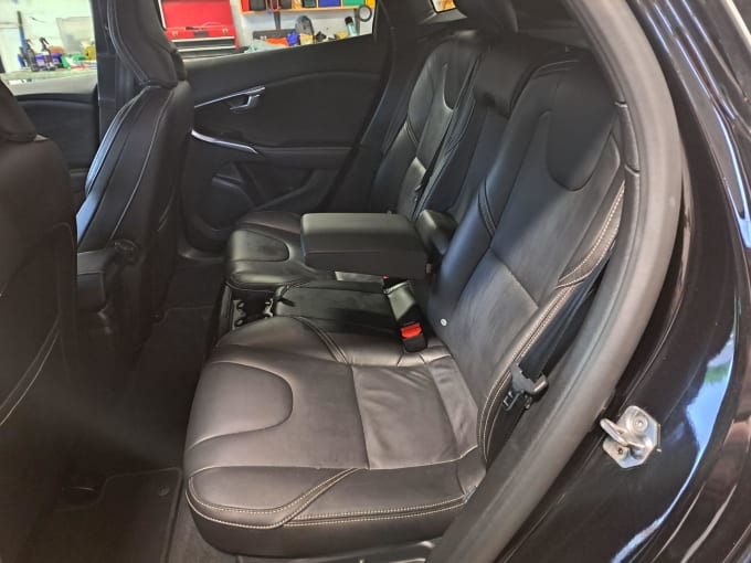 2025 Volvo V40