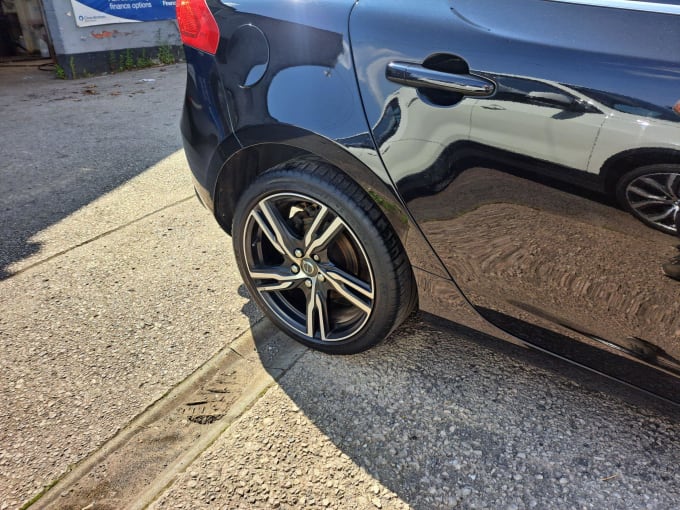 2025 Volvo V40