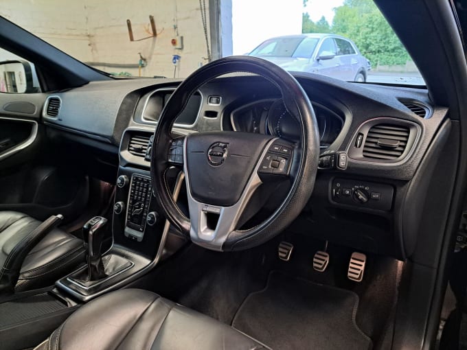 2025 Volvo V40