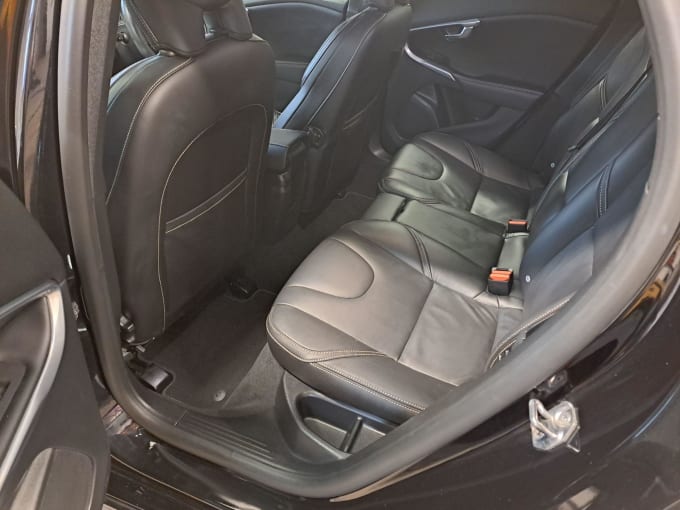 2025 Volvo V40
