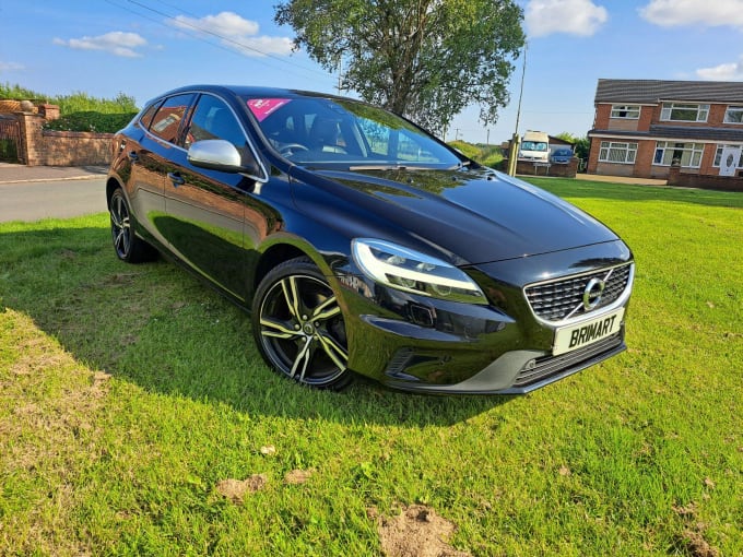 2025 Volvo V40