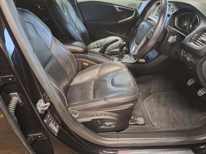 2025 Volvo V40