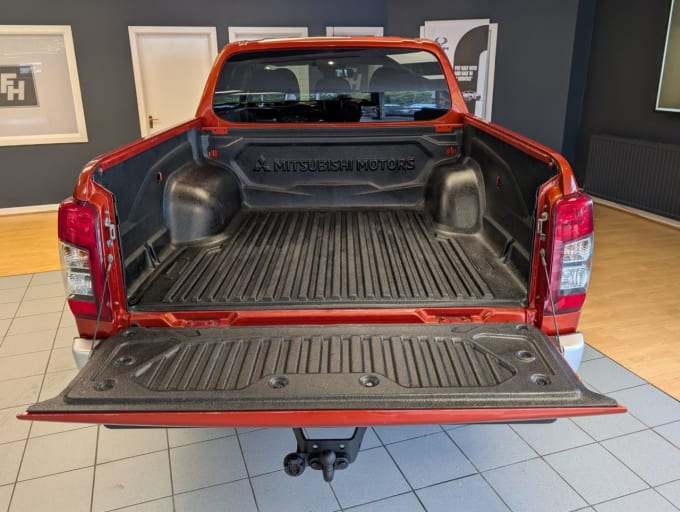 2025 Mitsubishi L200