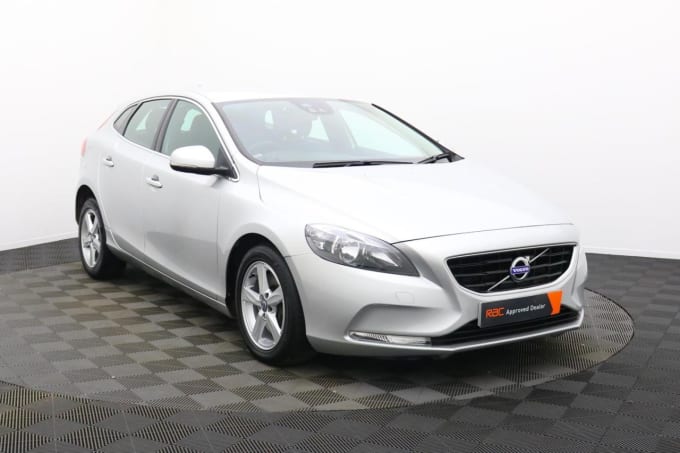 2025 Volvo V40