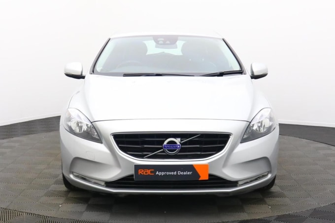 2025 Volvo V40