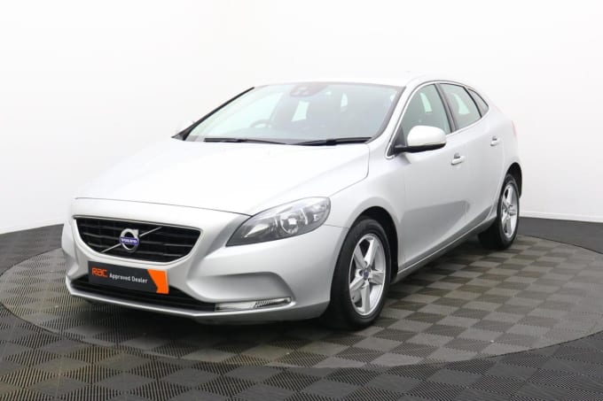 2025 Volvo V40