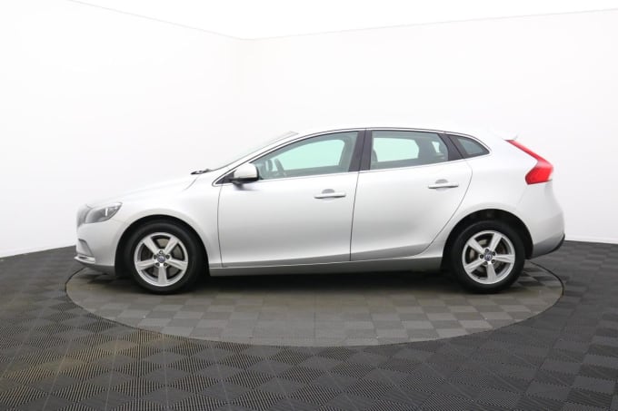2025 Volvo V40