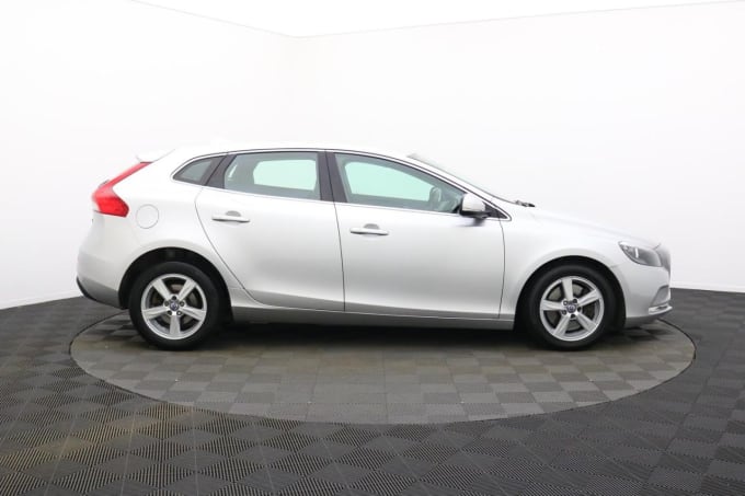 2025 Volvo V40