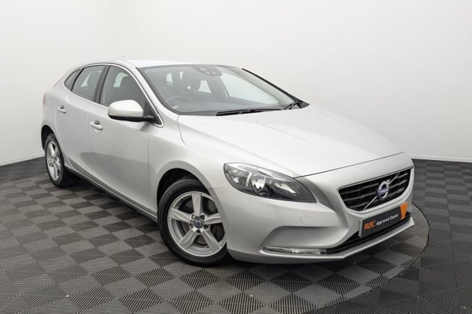 2025 Volvo V40
