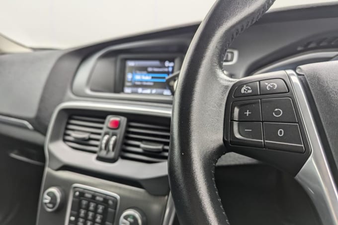 2025 Volvo V40