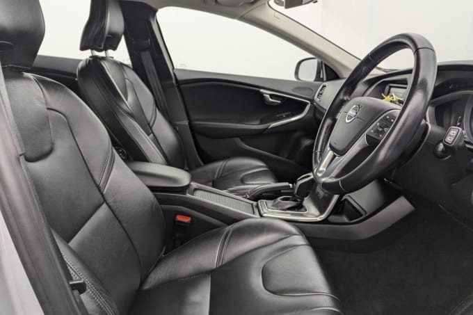 2025 Volvo V40