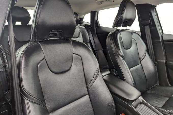 2025 Volvo V40