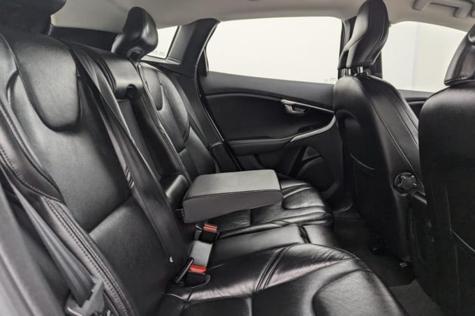 2025 Volvo V40