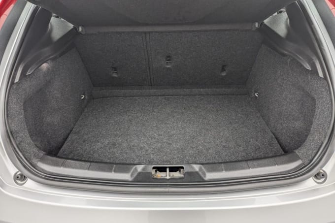 2025 Volvo V40