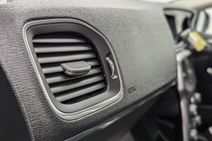 2025 Volvo V40