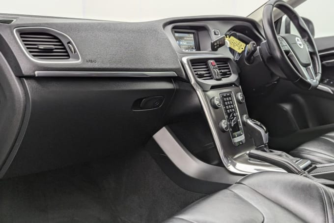 2025 Volvo V40