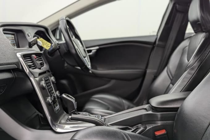 2025 Volvo V40