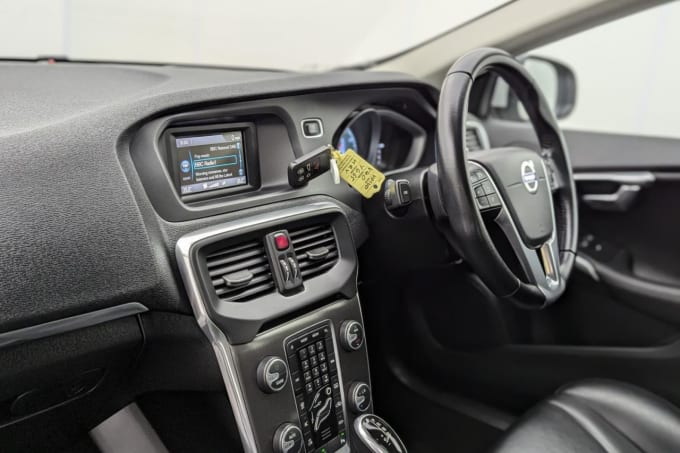 2025 Volvo V40