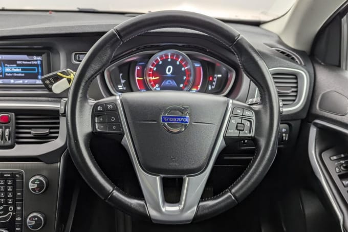 2025 Volvo V40