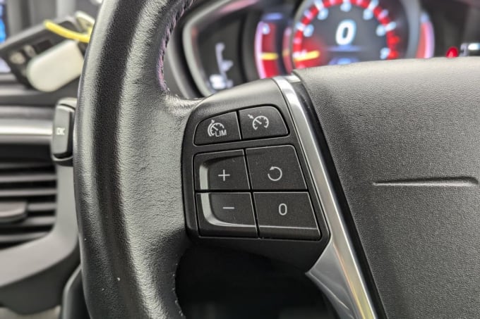 2025 Volvo V40